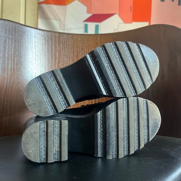 Chunky tassel heels. Size 8. - Picture 5 of 6